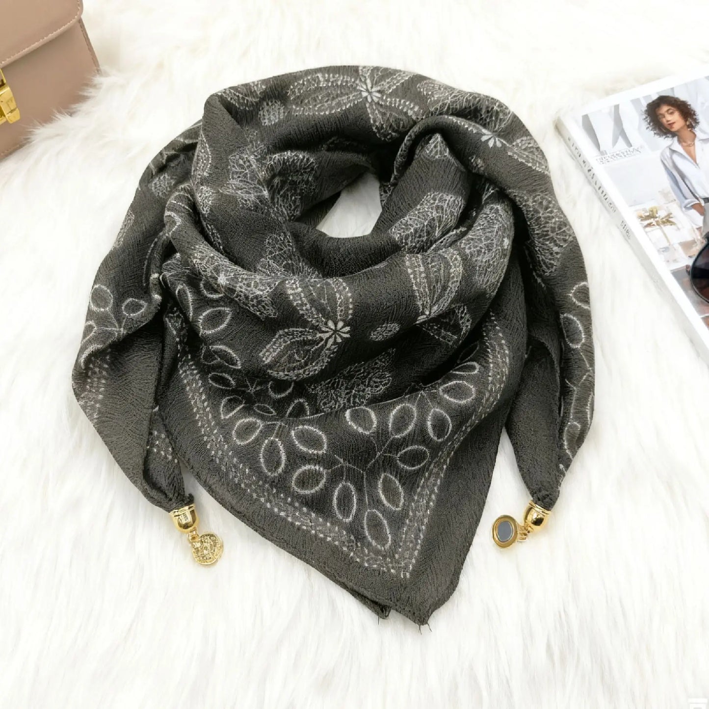 Foulard Triangulaire Magnétique Noir en Soie