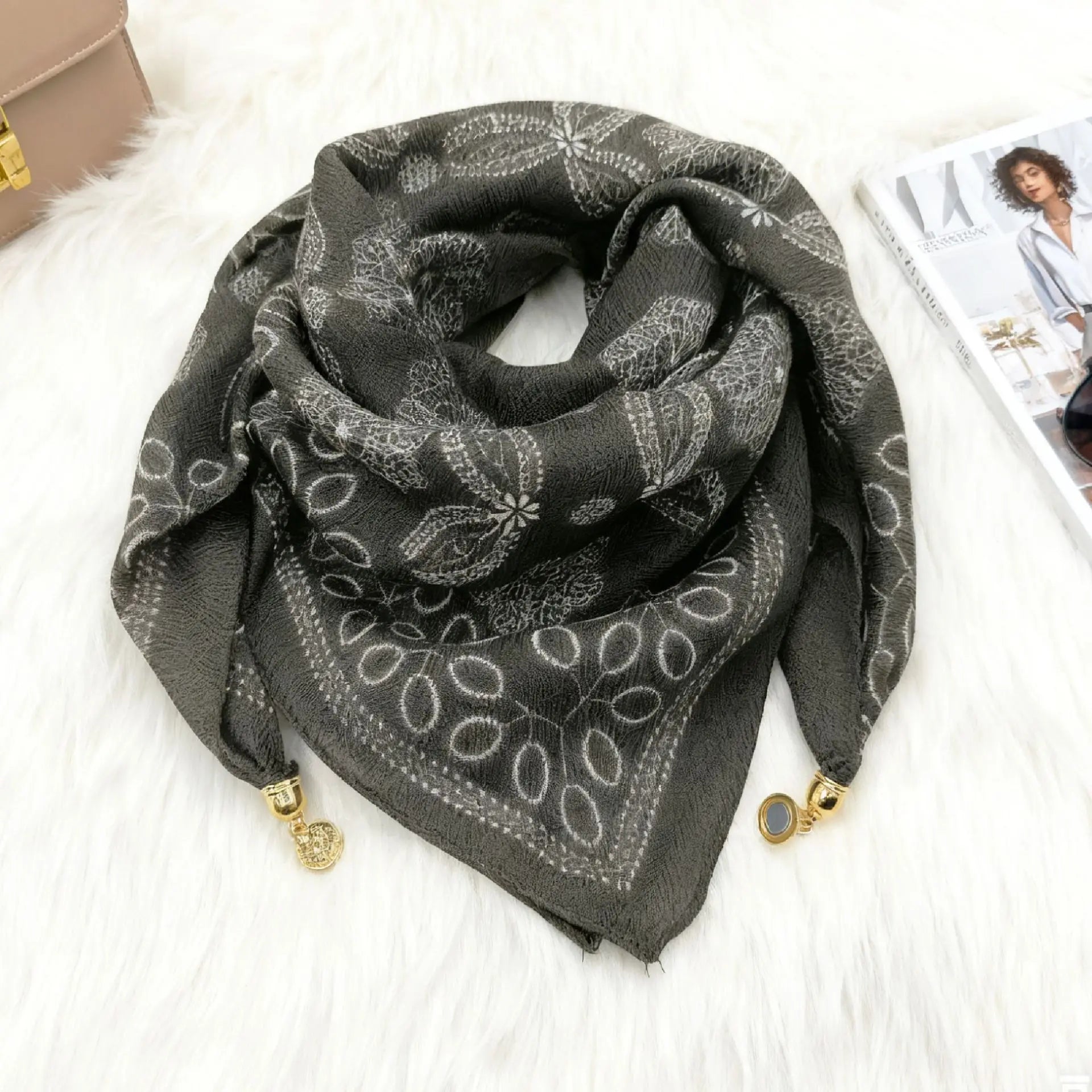 Foulard Triangulaire Magnétique Noir en Soie
