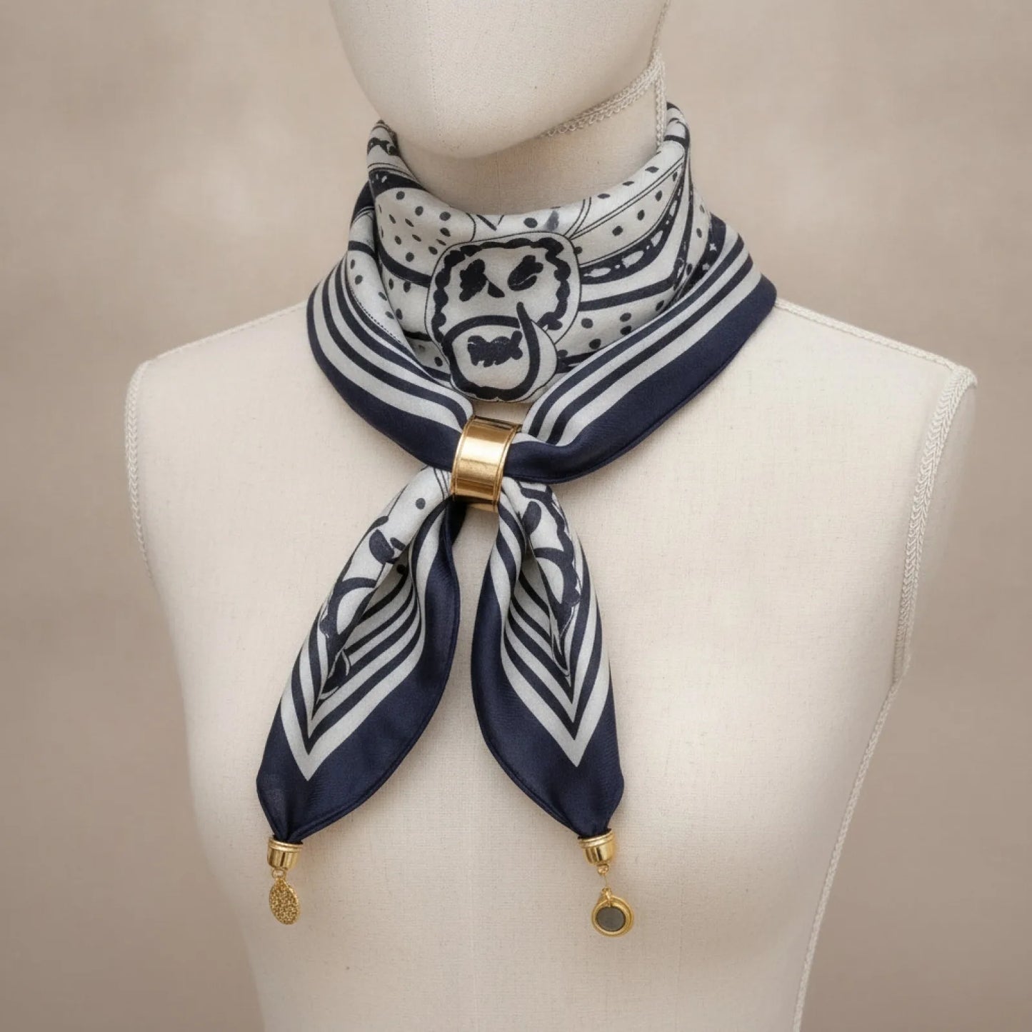 Foulard Triangulaire Magnétique en Soie