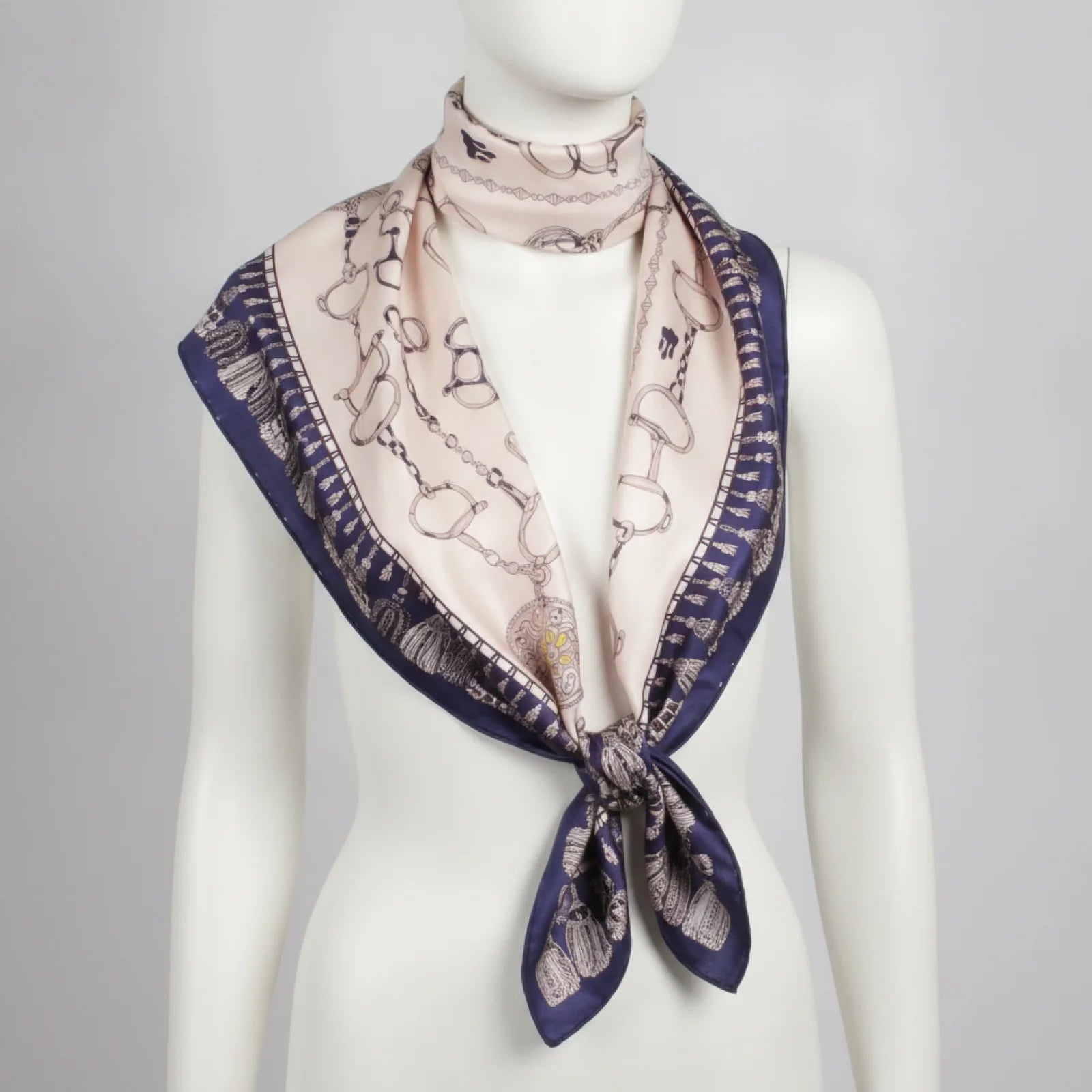 Foulard Carré en Soie Luxe Motif Design