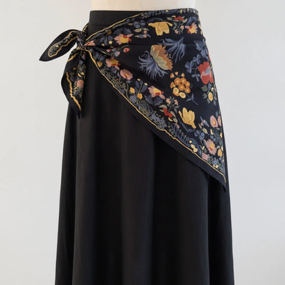 Foulard Triangle Noir Floral en Soie