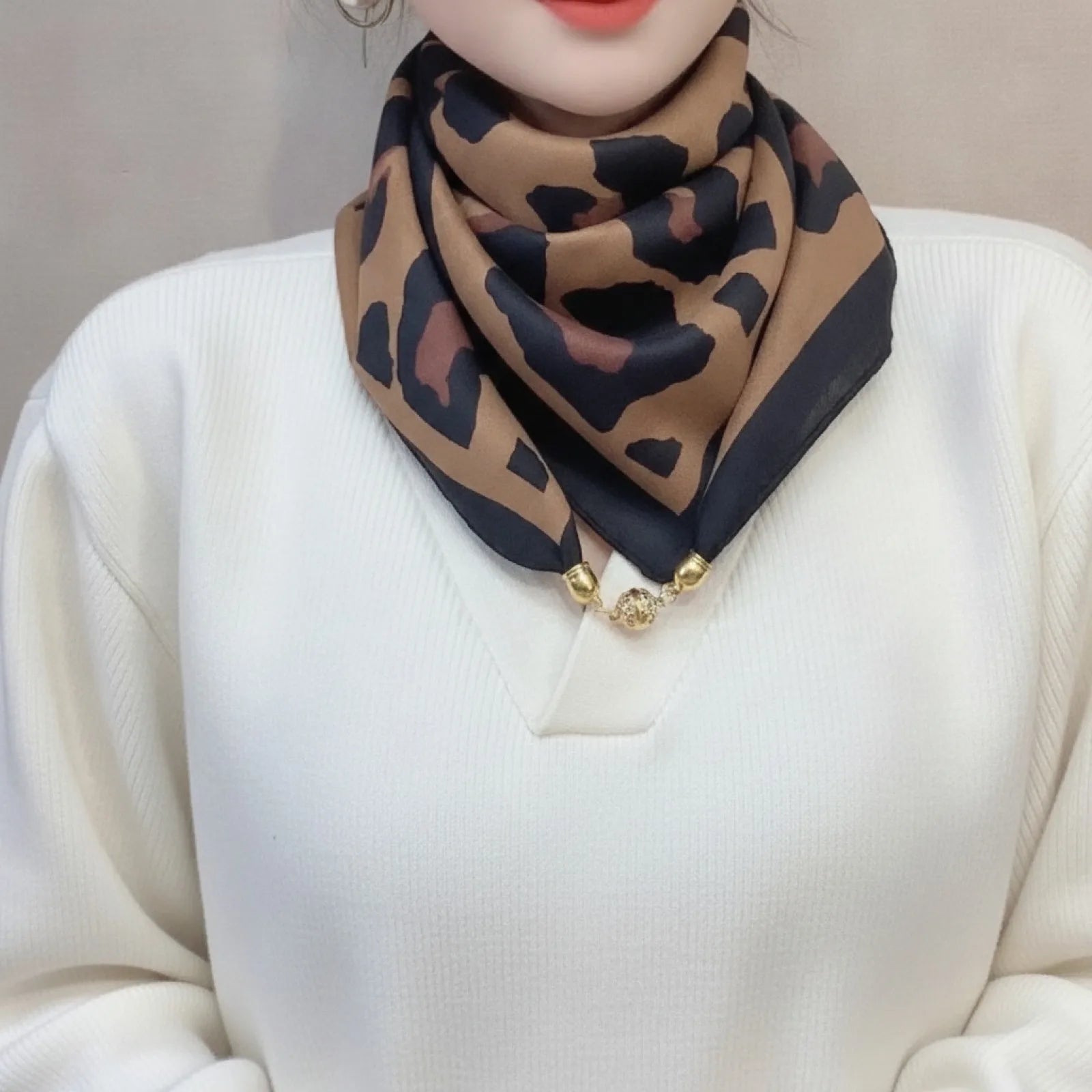 Foulard Triangulaire Magnétique en Soie Noir Léopard
