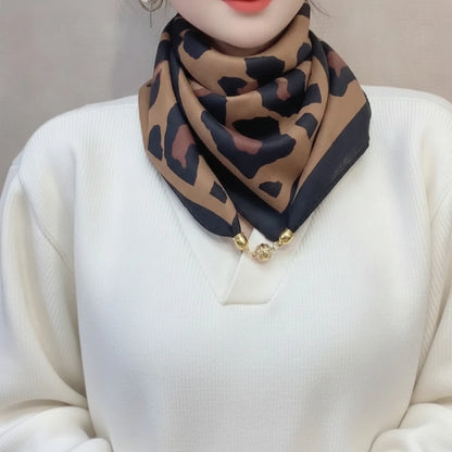 Foulard Triangulaire Magnétique en Soie Noir Léopard