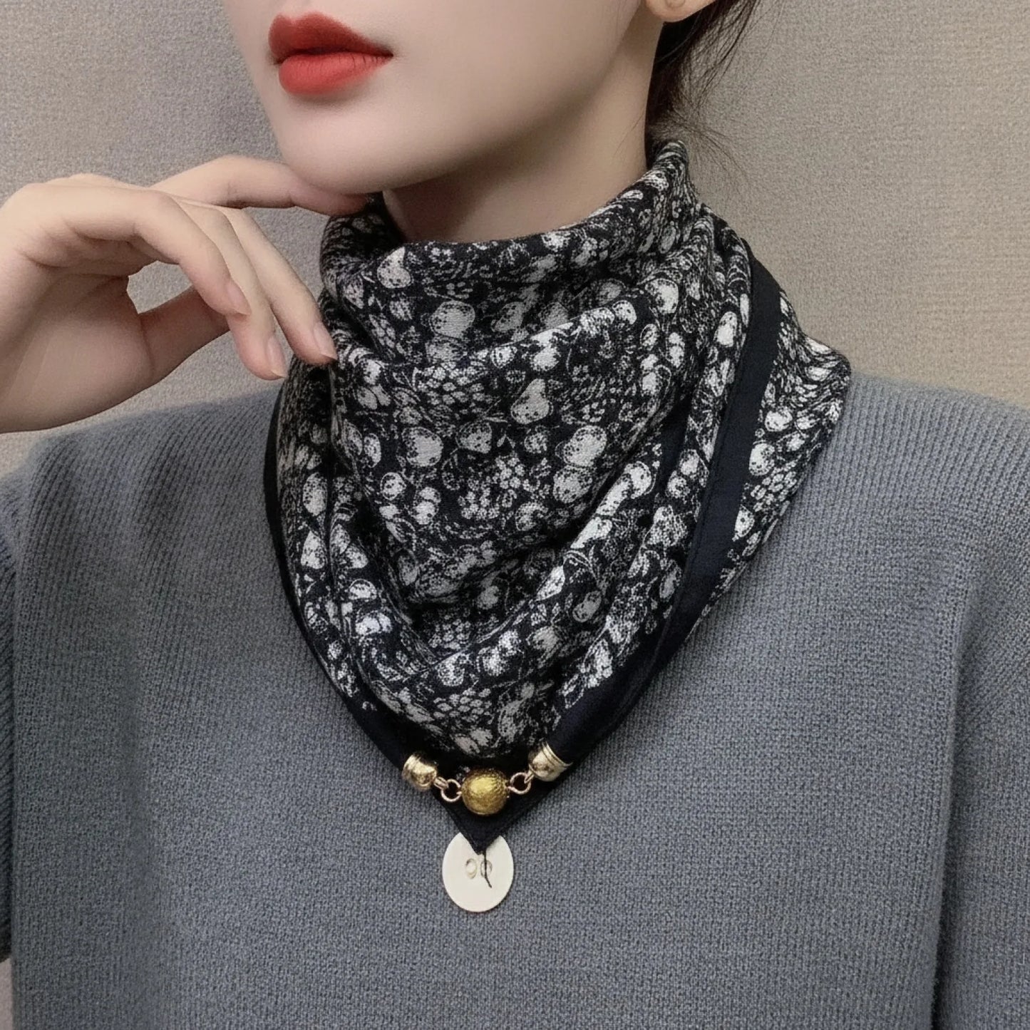Foulard Triangulaire Soie Magnétique Noir Femme