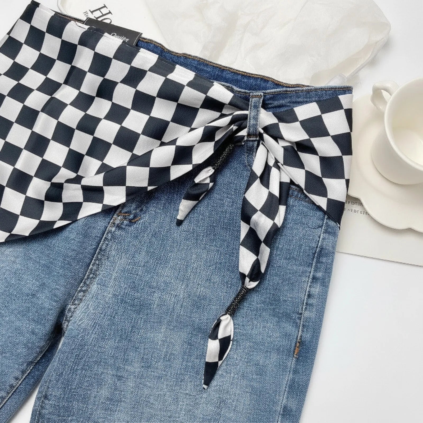 Foulard Carré en Soie Motif Ananas Rétro
