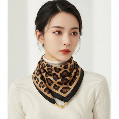 Foulard Triangulaire Magnétique en Soie Noir Léopard