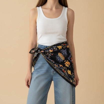Foulard Triangle Noir Floral en Soie